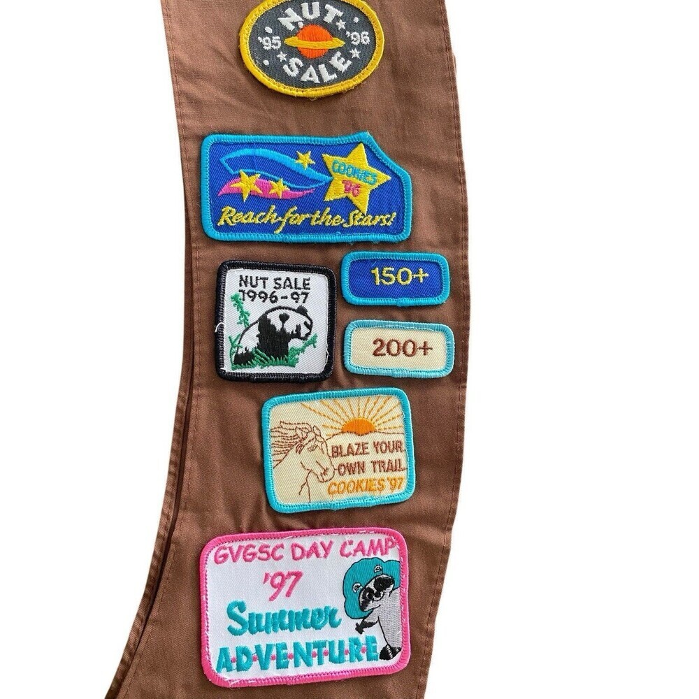 Vintage Brownie Girl Scouts USA Sash with Patches 18 Badges 1995 - 1997 - Picture 6 of 6